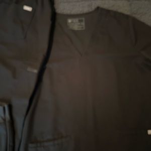 Figs women’s scrub set. Top is XL/ jogger bottoms are XLP.